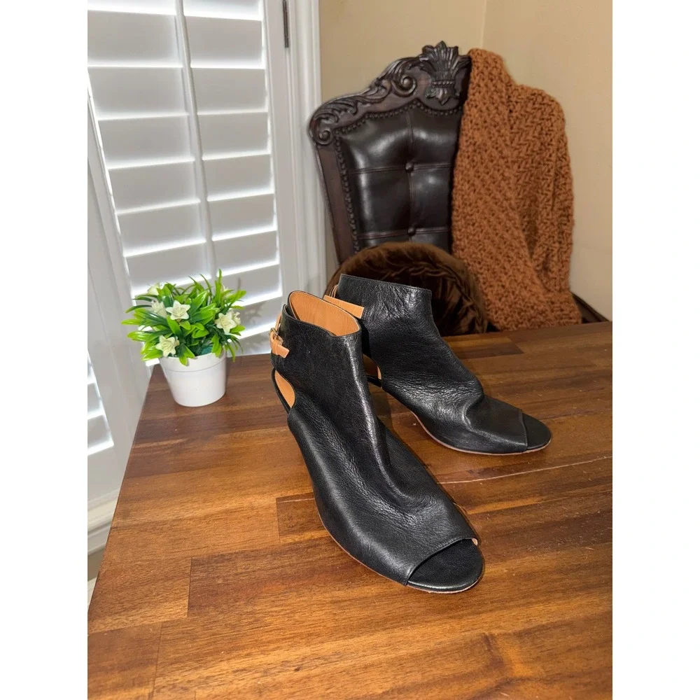 Coach New York Black Leather Peep Toe Shooties Kitten‎ Heel Buckle Sandals 10B